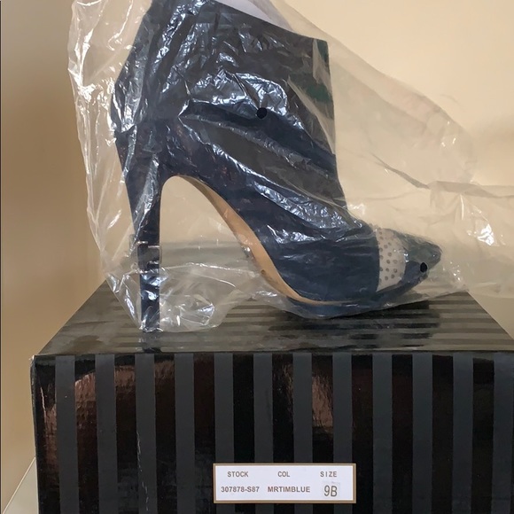 Blue suede bootie with unique design - Picture 7 of 8